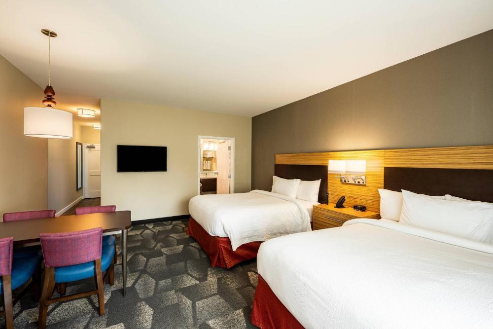 Corner Room with 2 Queen Beds interior
